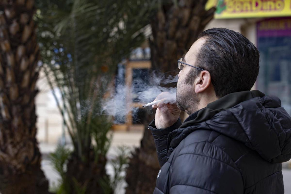 Un fumador en una calle de Alzira.