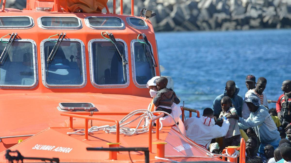 Llegada de un menor a bordo de cayuco en El Hierro.