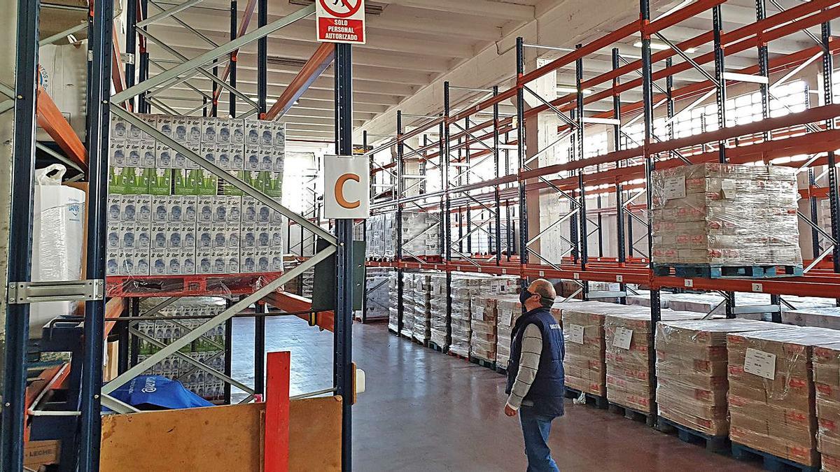 Estanterías en las que se colocarán los alimentos que se comprarán con el dinero recaudado.   | // FDV