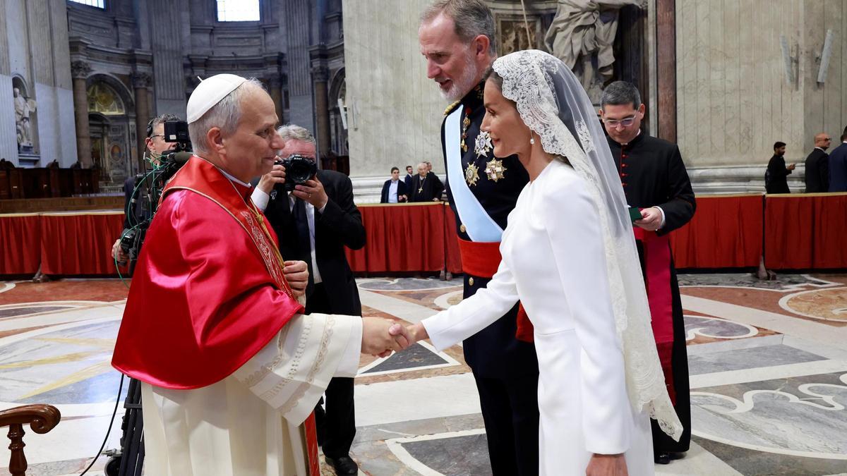 Los detalles del vestido de Letizia ante el Papa: con mantilla blanca de la Casa Real y diseño de Redondo Brand