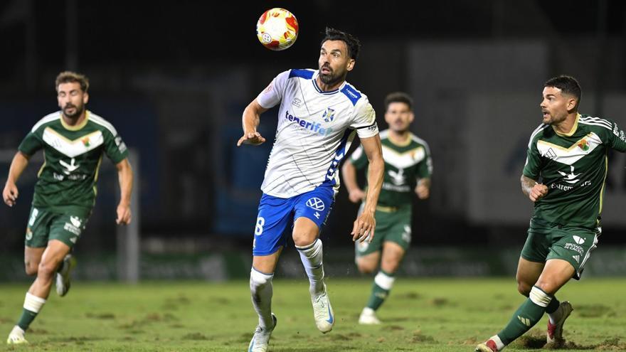 Enric, sobre el maltrecho césped del Cacereño.