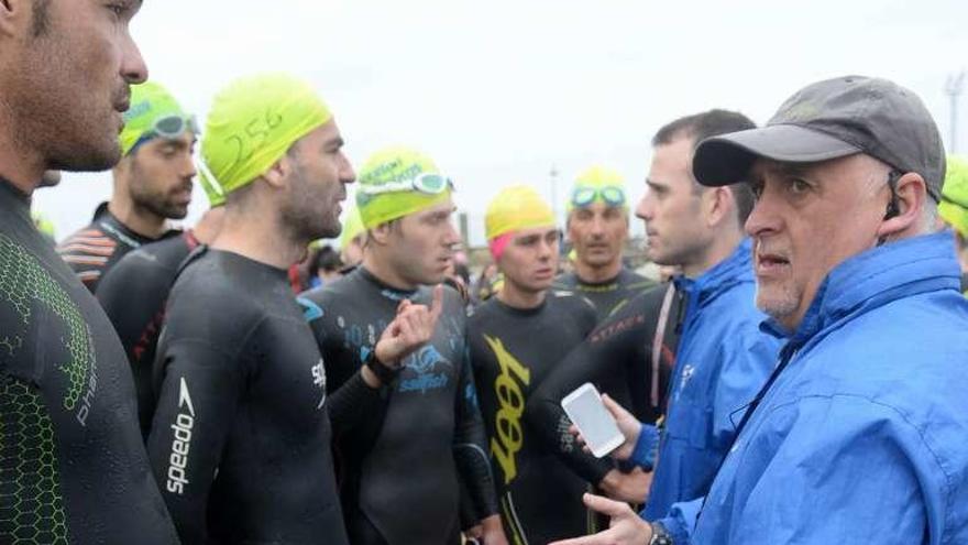 Varios atletas que iban a participar en el triatlón. // Noé Parga