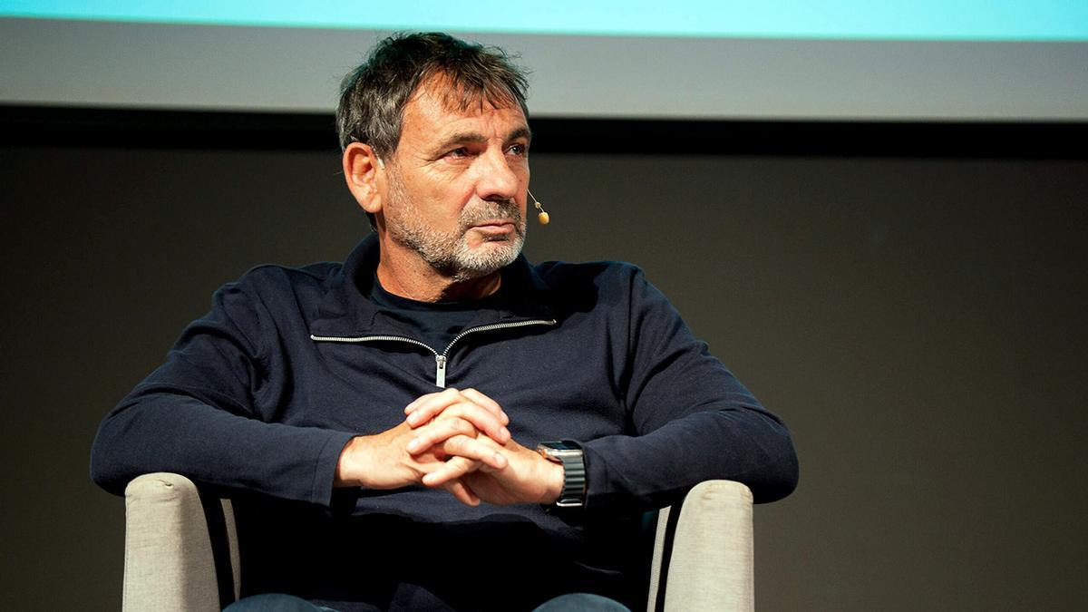 El fundador y presidente de Open Arms presentó en Club FARO el libro de los diez años de existencia.