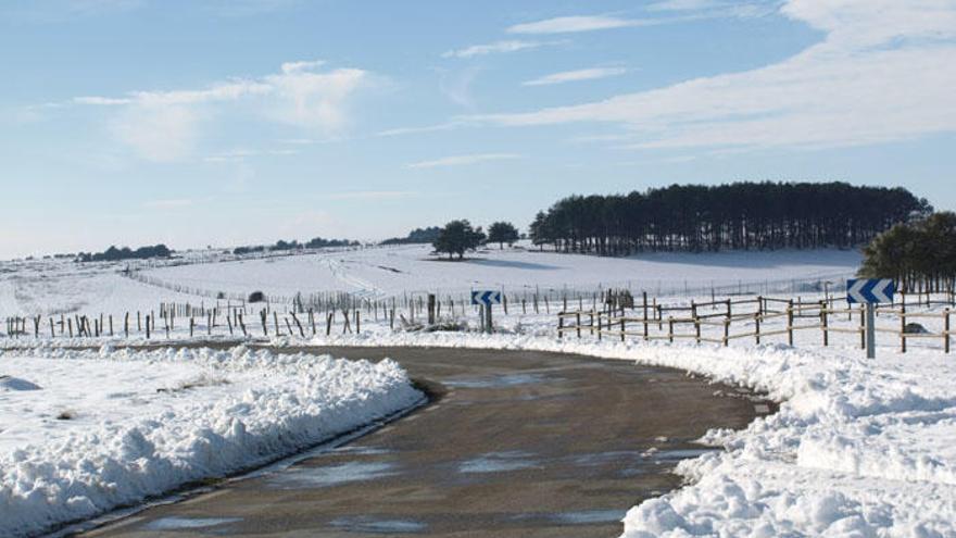 El temporal de nieve y frío ha provocado cortes en carreteras de las provincias de Málaga, Cádiz y Granada.