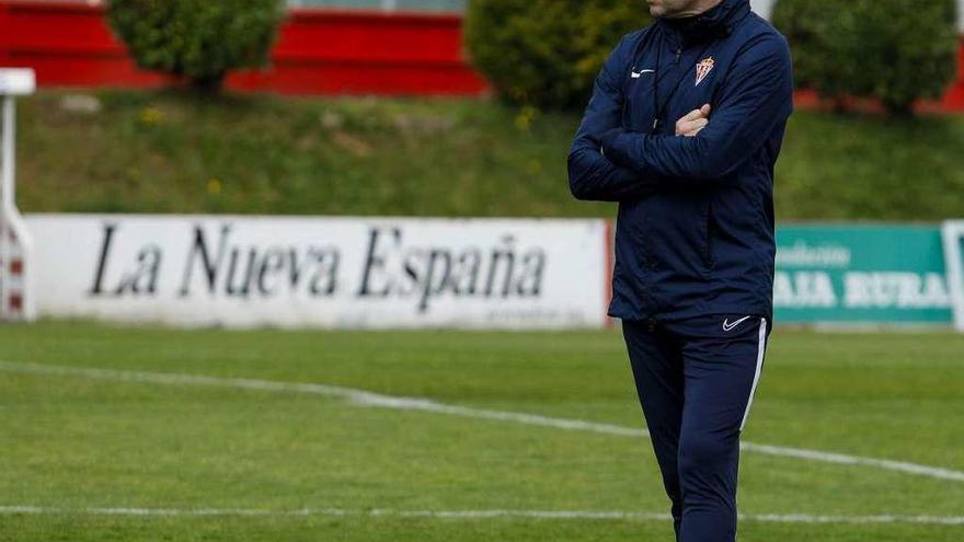 Djukic, pensativo, en un entrenamiento del Sporting en Mareo antes del parón.