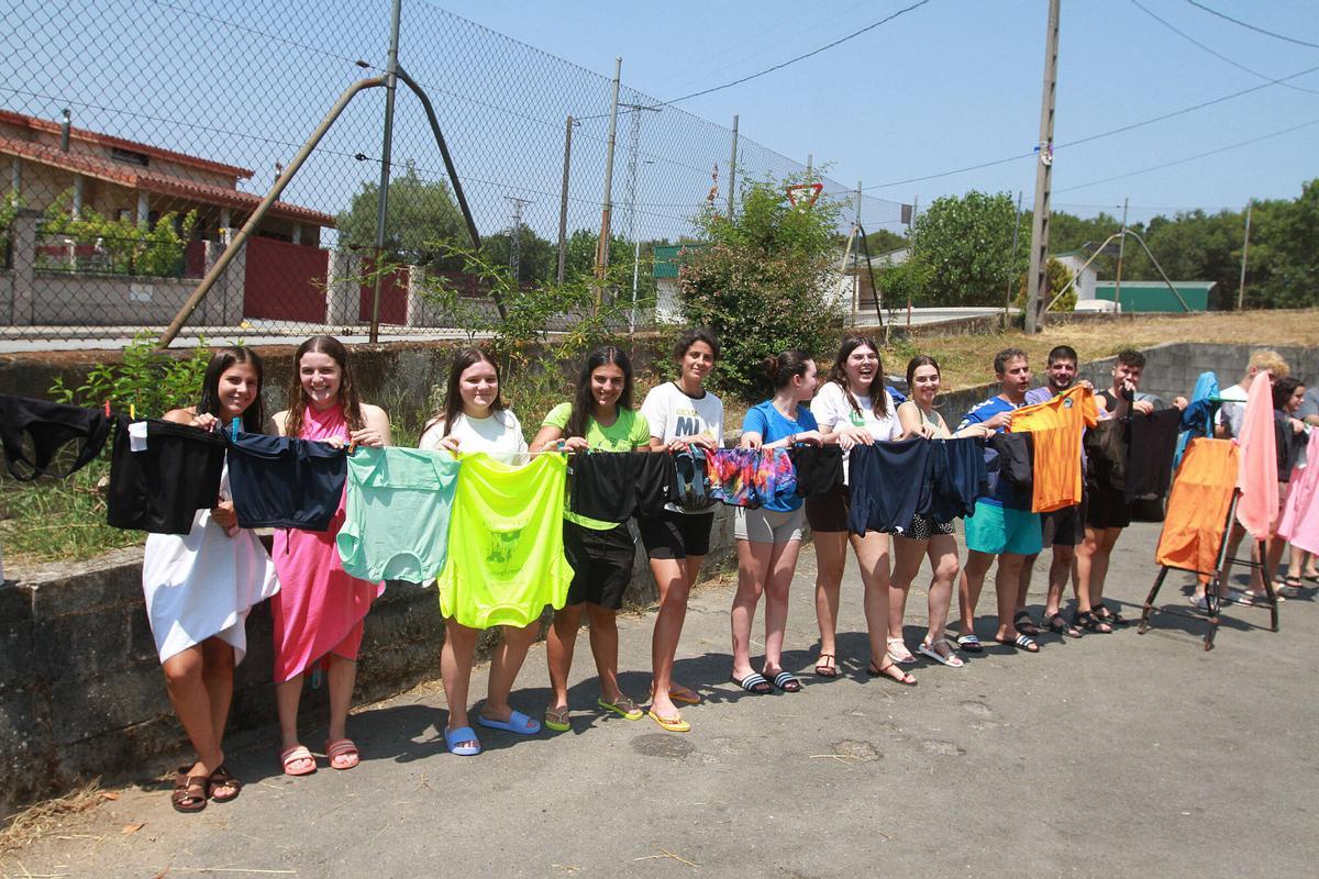 Los jóvenes pusieron la ropa a secar en la salida del polideportivo.