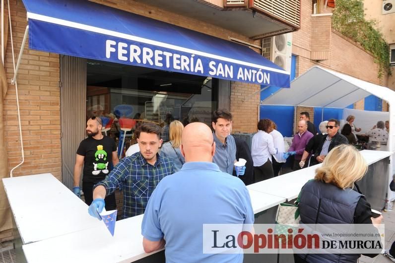 Reparto de buñuelos y chocolate en la ferretería de San Anton