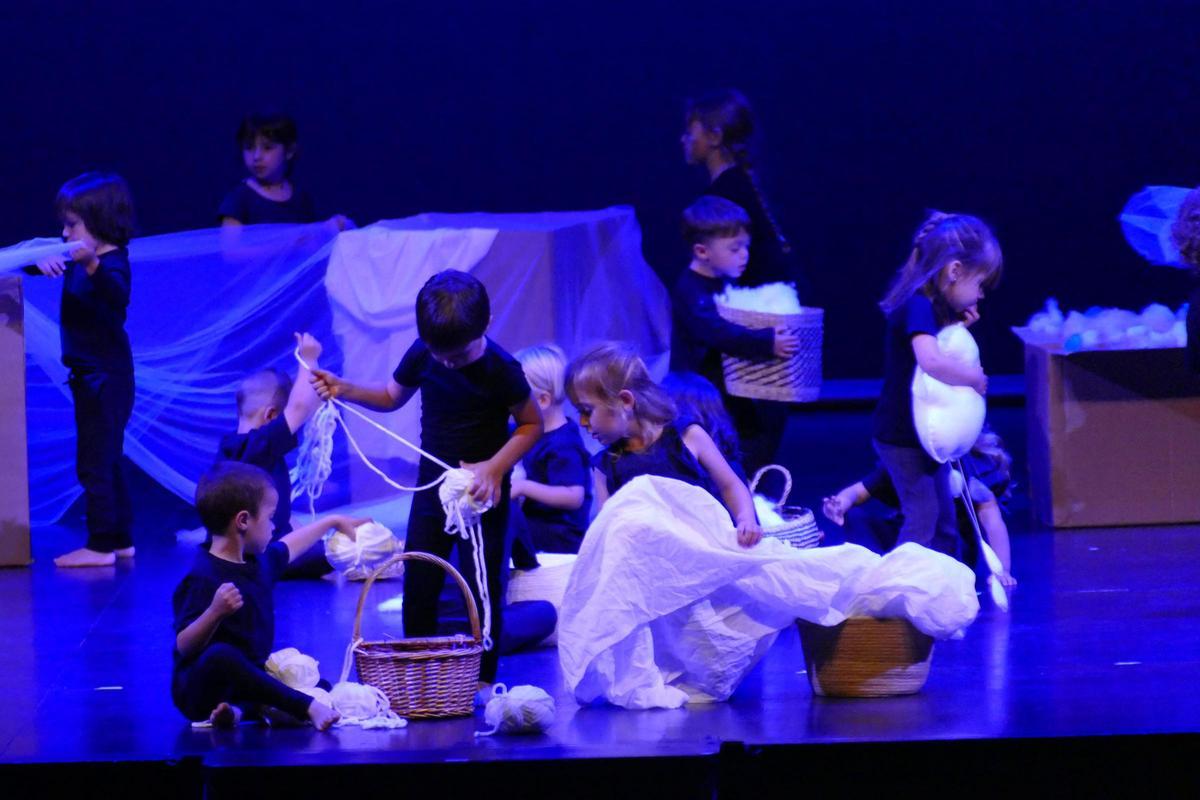 EN IMATGES | L'alumnat de la ZER Empordà presenta el seu projecte 'Origen. Un viatge a la pell de tot el que som’ al Teatre El Jardí