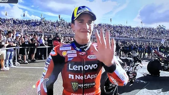 Marc Márquez saluda a la afición brasileño, hoy, en Goiania tras su primer triunfo del año.