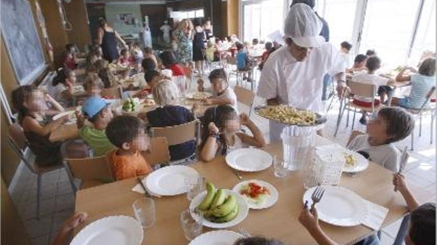 La Generalitat ja ha insinuat que els pares podrien acabar fent de monitors als menjadors per reduir costos.