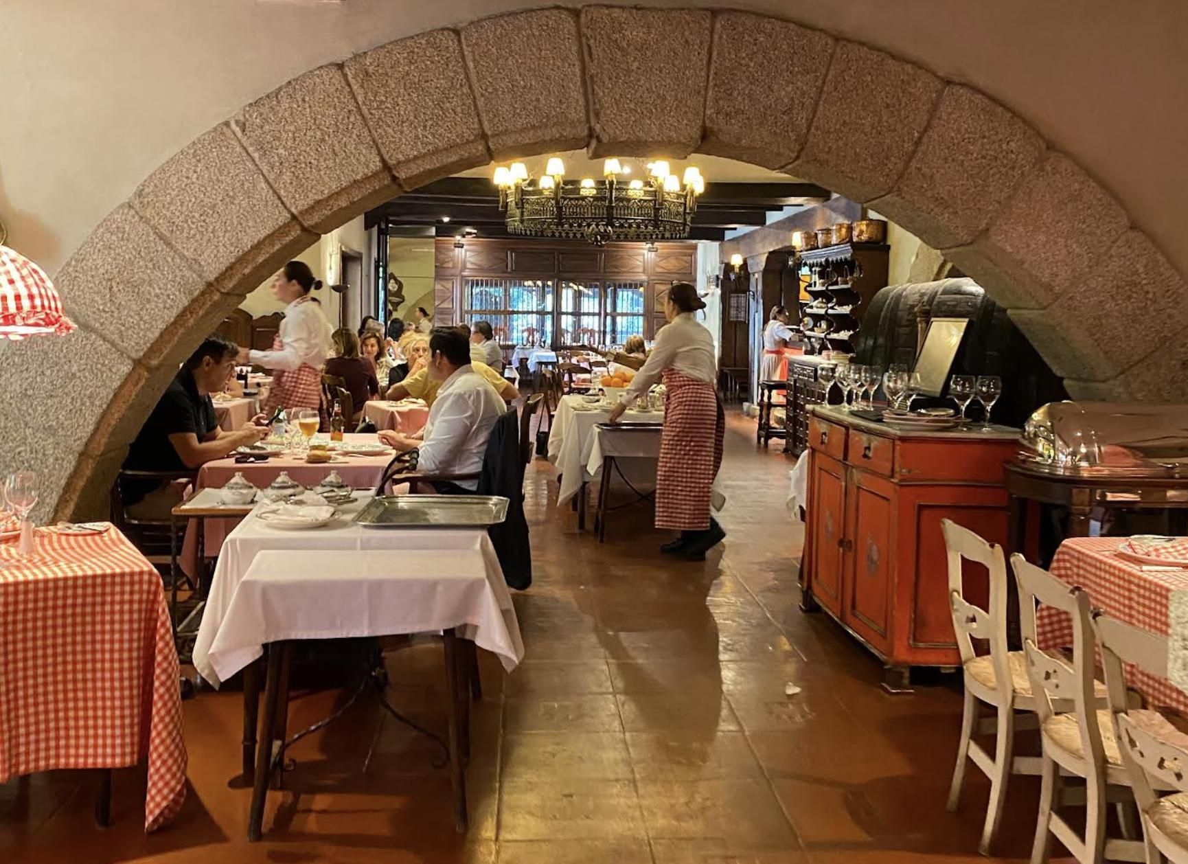 Un increíble bar de carretera escondido dentro de un castillo medieval.