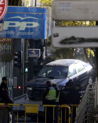 Empotra un coche con bombonas de butano en la sede del PP de Madrid