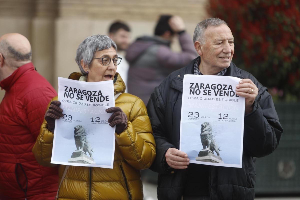 Integrantes de la plataforma 'Zaragoza no se vende', este miércoles, a las puertas del Ayuntamiento de Zaragoza.