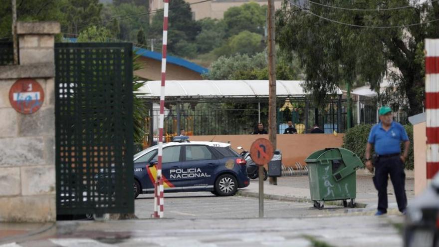 Ein Polizeiauto an der Schule La Salle in Palma de Mallorca