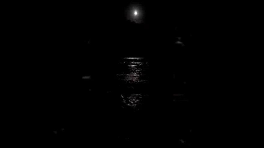 Tiempo en Canarias | La luna desde la playa de Salinetas