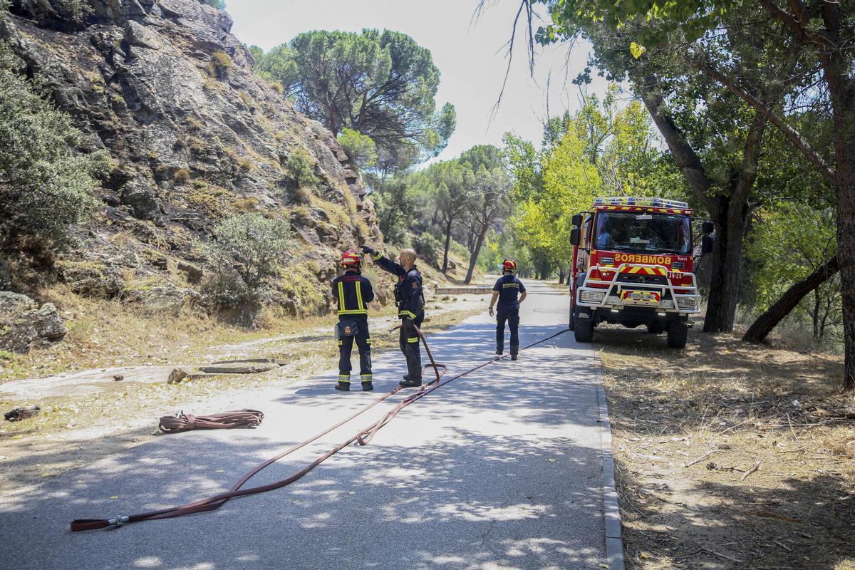 Varios bomberos, durante las labores de extinción del incendio del pantano de San Juan, a 1 de agosto de 2021, en San Martín de Valdeiglesias, Madrid (España). Los servicios de Emergencias continúan con las labores de extinción de este incendio localizado en San Martín de Valdeiglesias, ya estabilizado. Actualmente, el incendio se ha dividido por sectores y los medios están atacando con tendidos de manguera para refrescar la zona ya quemada. También desde el aire, donde los helicópteros trabajan en lugares de difícil acceso para las unidades terrestres. 01 AGOSTO 2021;INCENDIO;EXTINCIÓN;BOMBEROS;PANTANO SAN JUAN;SAN MARTÍN DE VALDEIGLESIAS Ricardo Rubio / Europa Press 01/08/2021. Ricardo Rubio