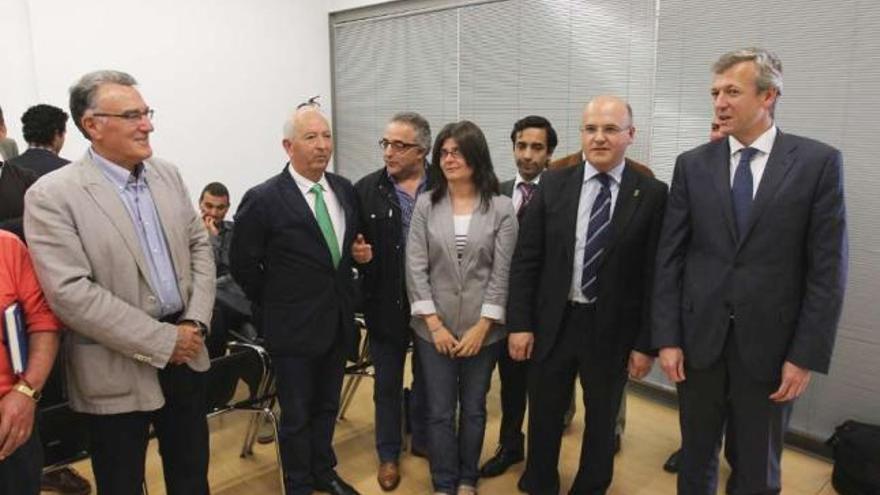 Alfonso Rueda (d) con Manuel Baltar, el presidente de la Fegamp y alcaldes de la provincia.  // Iñaki Osorio