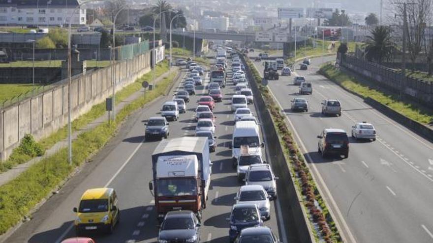 Tráfico intenso en el acceso a A Coruña por Alfonso Molina.