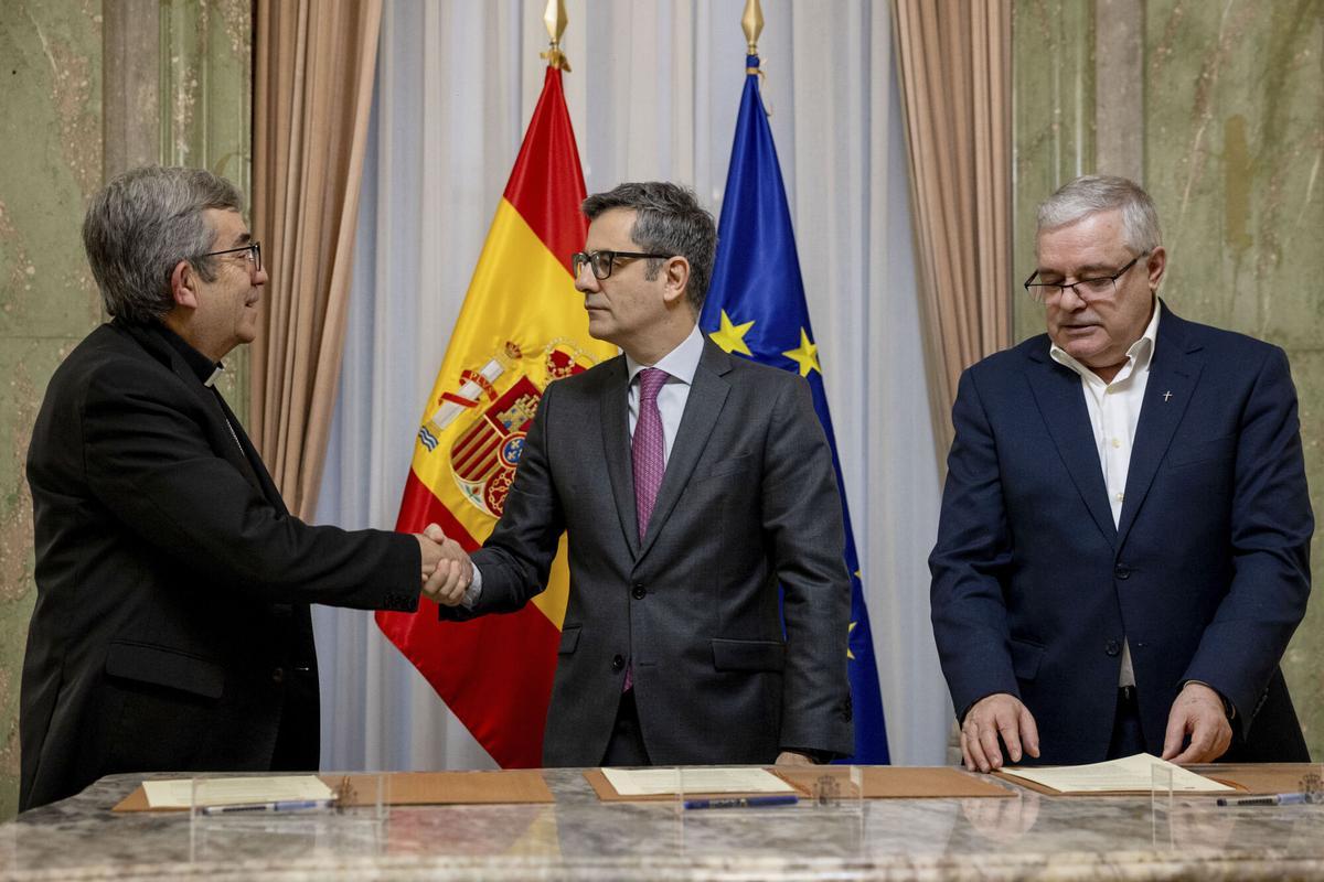 El ministro de la Presidencia yJusticia, Félix Bolaños (c), junto al presidente de la Conferencia Episcopal, Luis Argüello (i), y el presidente de la Conferencia Española de Religiosos (CONFER), Jesús Díaz Sariego (d).