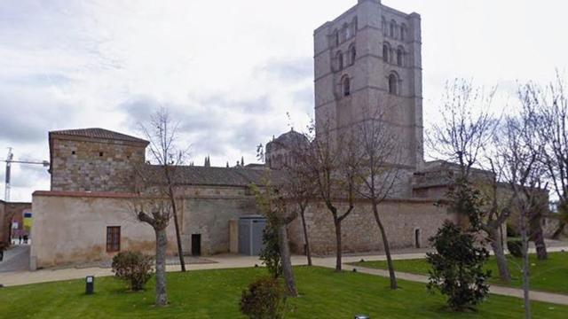 La Catedral vista desde los jardines de Baltasar Lobo, con la casa del campanero a la izquierda.