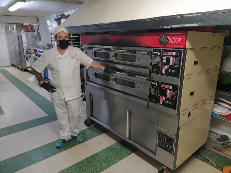 Arbert Ojeda, con el horno eléctrico de su confitería de La Felguera.