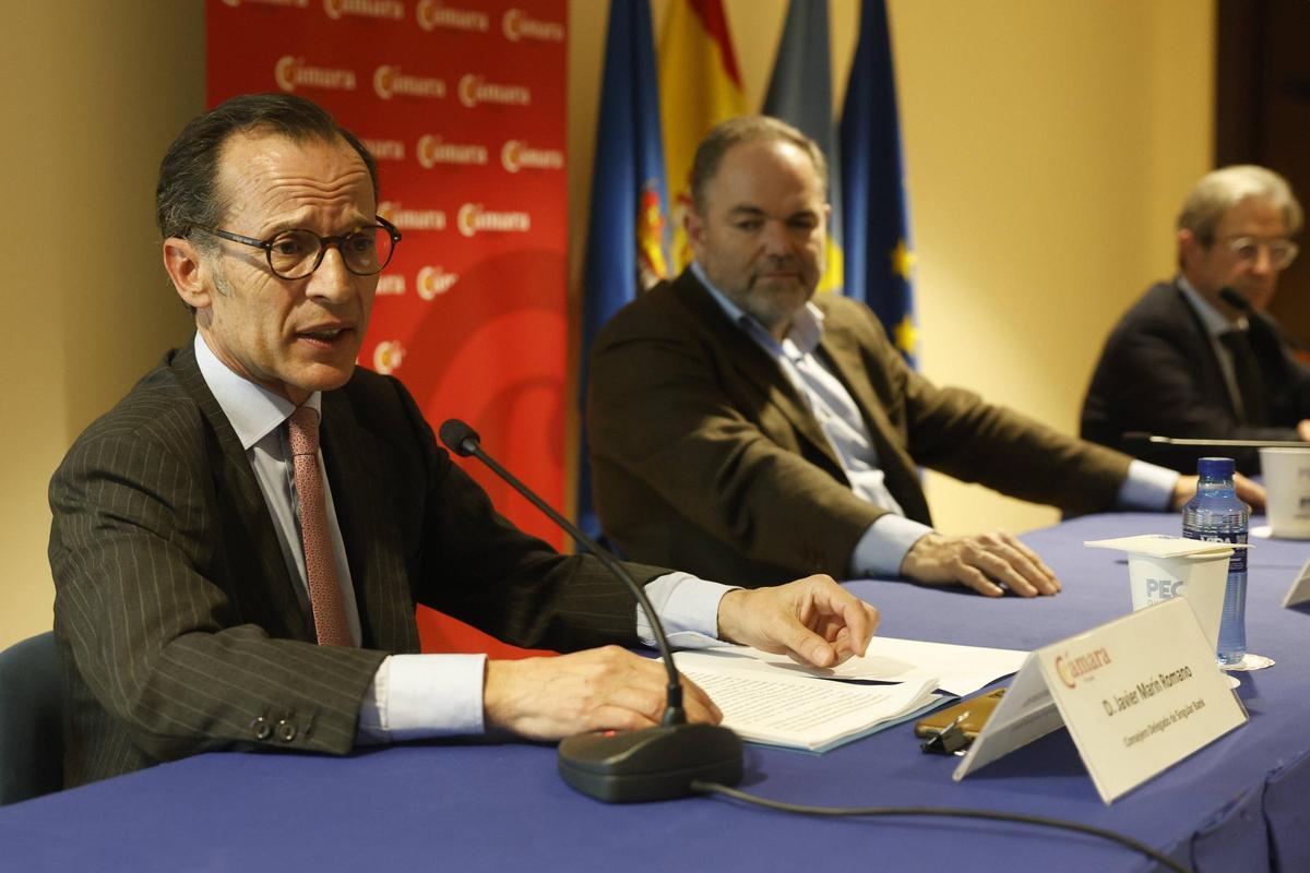 De izquierda a derecha: Javier Marín, Carlos Paniceres, presidente de la Cámara de Comercio de Oviedo; y José Andrés González Bernardo, socio director del despacho Labyfis.