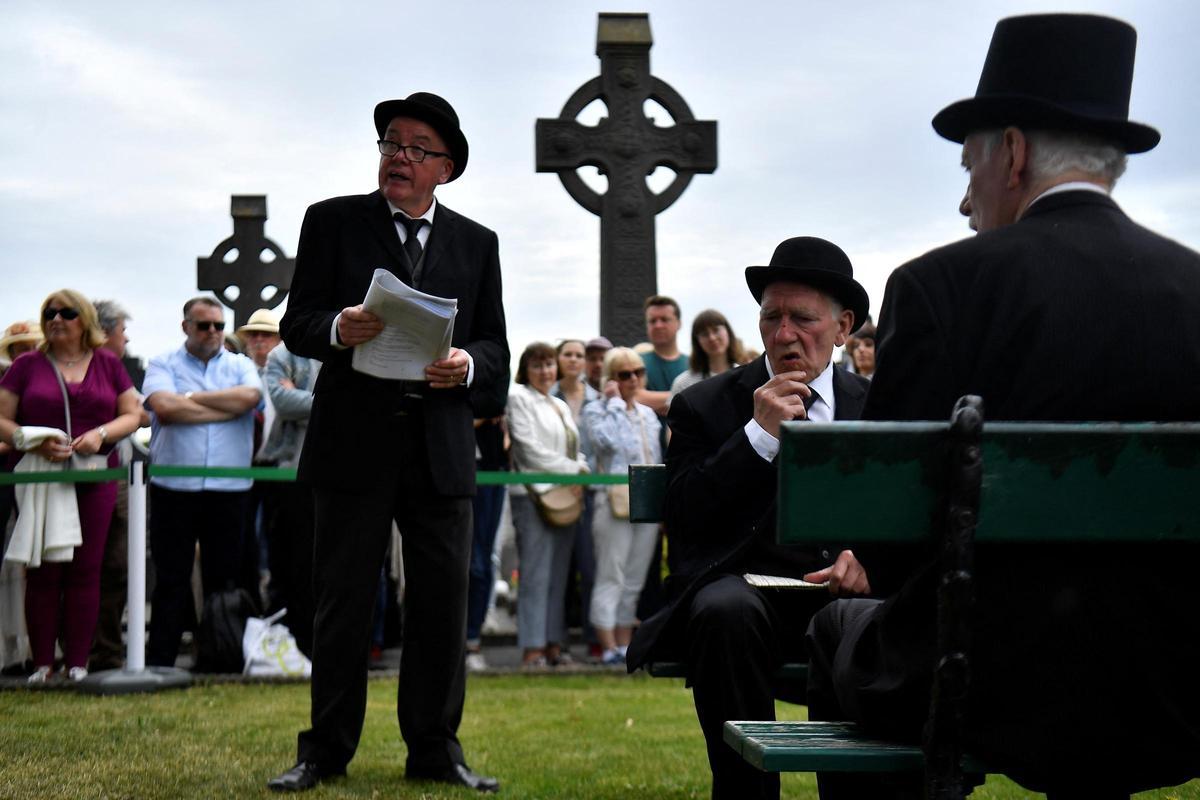 Una representación de la escena en el cementerio de Glasnevin, en Dublín, durante el Bloomsday.