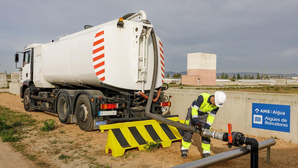 Aigües de Barcelona también distribuye agua regenerada en camiones cisterna.