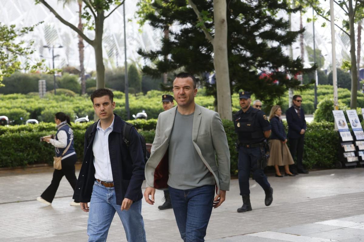 Llegada de Vicent Mompó a la Ciuda de la Justicia, hace apenas unos minutos