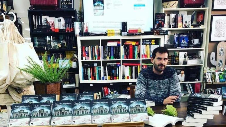 El escritor Luis Roso durante una firma de libros, recientemente.