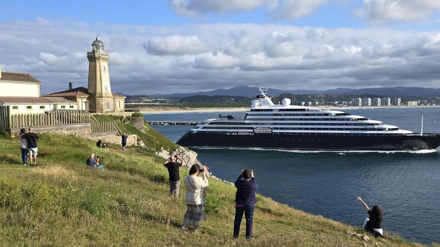 El «Scenic Eclipse» el pasado junio saliendo del puerto de Avilés, con el faro a la izquierda de la imagen y las playas de Salinas y San Juan, al fondo. | .