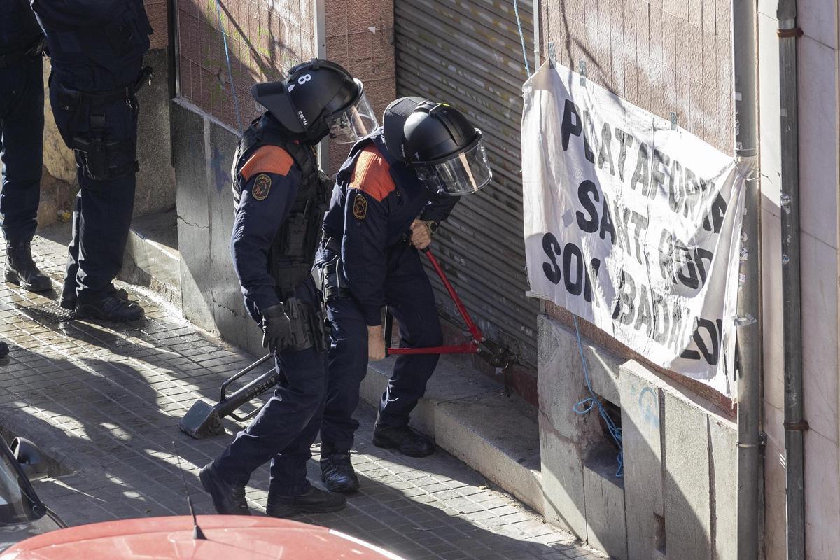 Badalona desaloja un edificio en ruinas en el que viven 8 familias