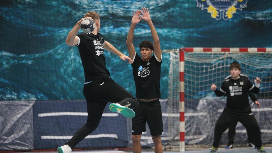 William Thompson en una acción del entrenamiento de ayer en O Gatañal.