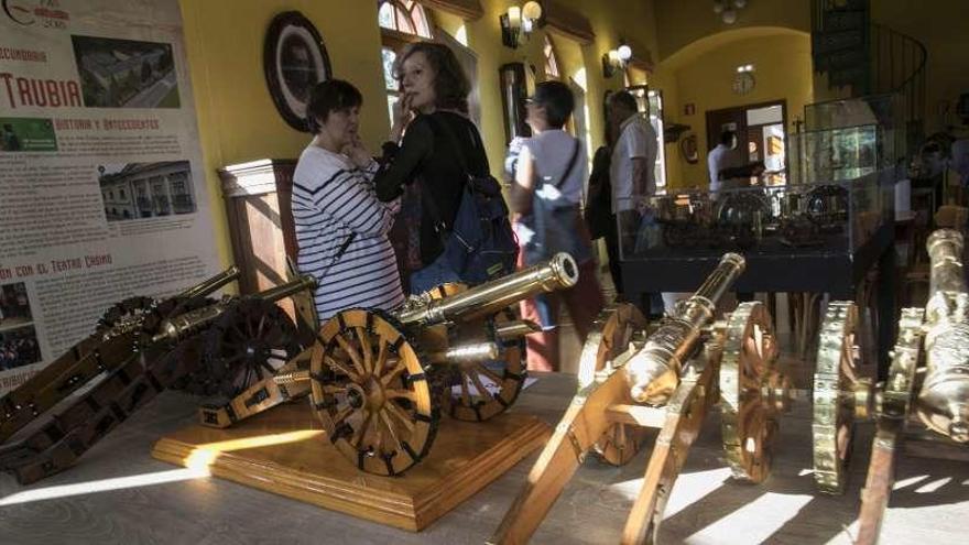 Cañones a escala, fabricados en Trubia, en la exposición &quot;La memoria de los objetos&quot;.