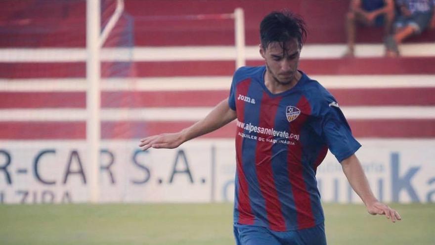 Kike Torrent, con la camiseta del Alzira.