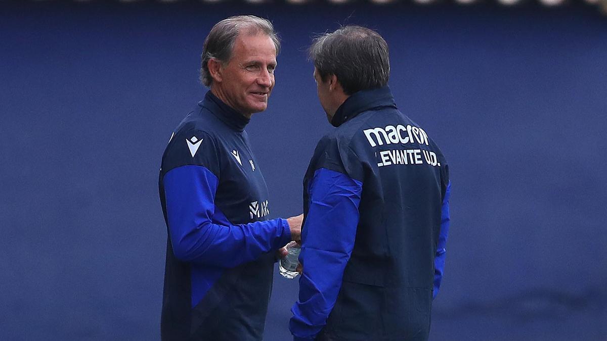 Chema Sanz y Felipe Miñambres, durante un entrenamiento del Levante