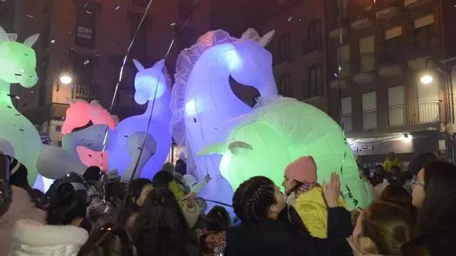 Caballos de luz recorren Benavente en el pasacalles "AÉREON"