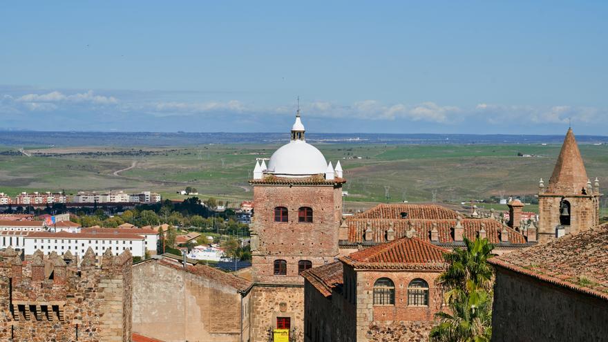 Cáceres: la cúpula blanca en una ciudad de cuento
