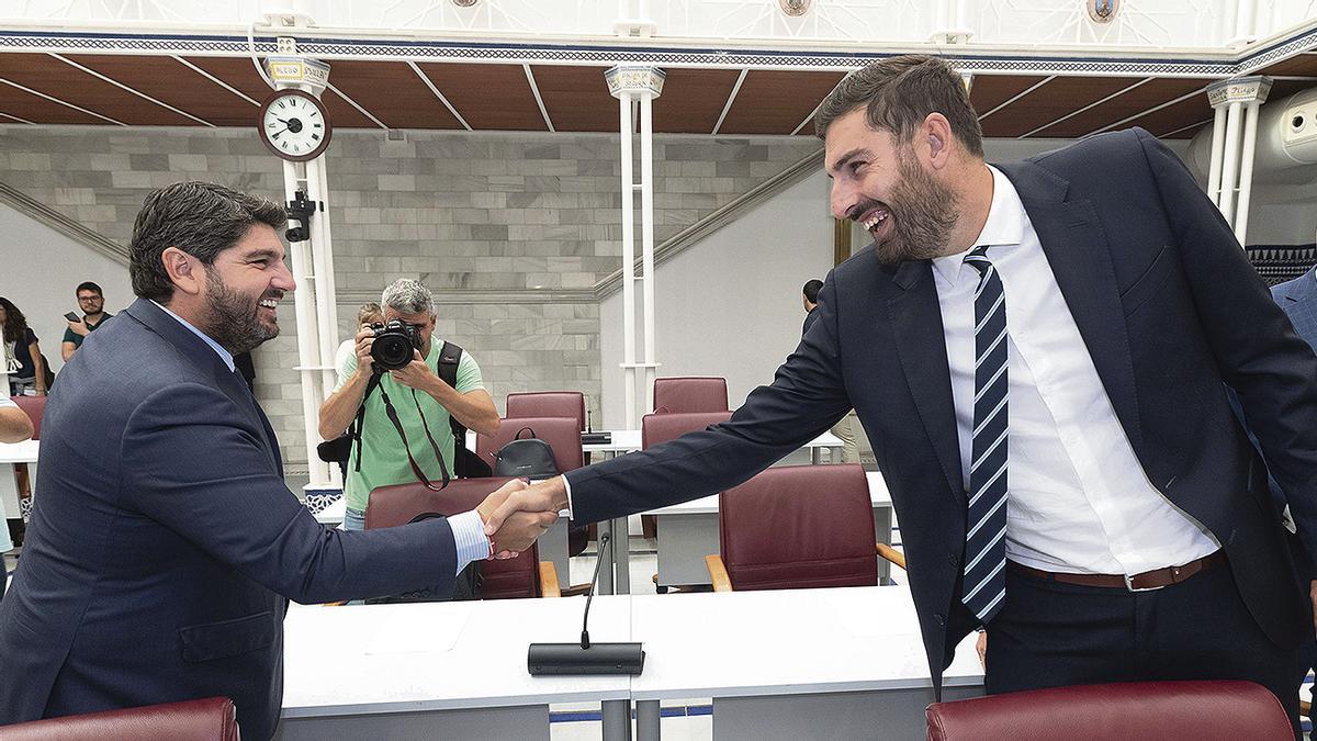 Imagen de archivo de Fernando López Miras (i) y José Ángel Antelo en la Asamblea Regional.