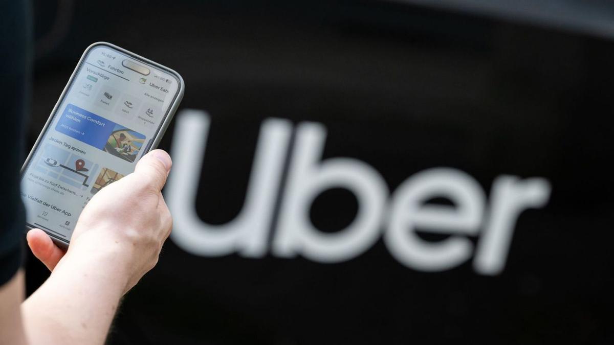 Una persona utiliza la aplicación telefónica de la empresa Uber. | Sebastian Gollnow