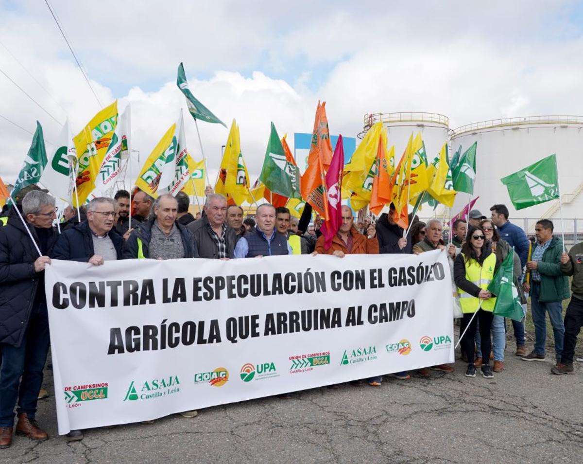 Agricultores en la primera manifestación cotnra la subida de precios. | LETICIA PÉREZ/ICAL