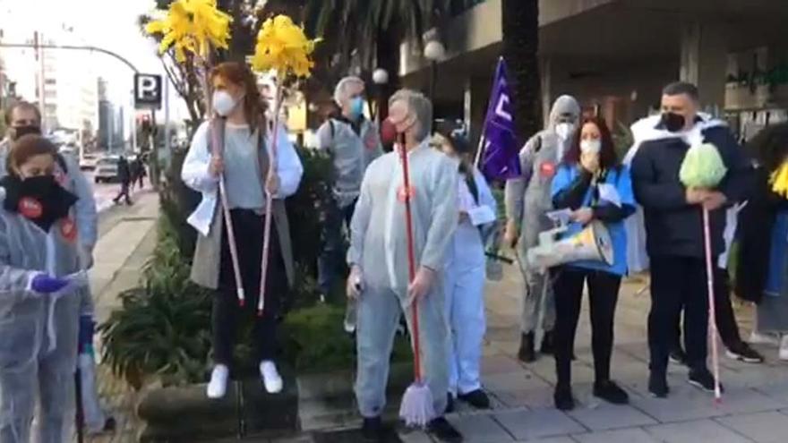 Acción reivindicativa de trabajadores del sector de la limpieza en A Coruña. / Víctor Echave