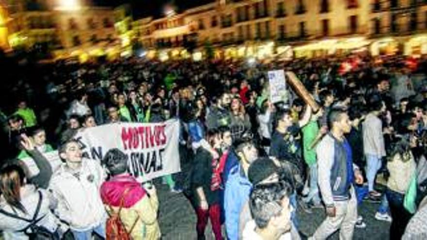 La marea verde inunda Cánovas y la plaza Mayor cacereña