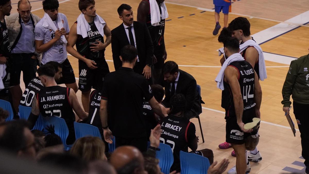 Pablo Cano da instrucciones a sus jugadores en Son Moix.