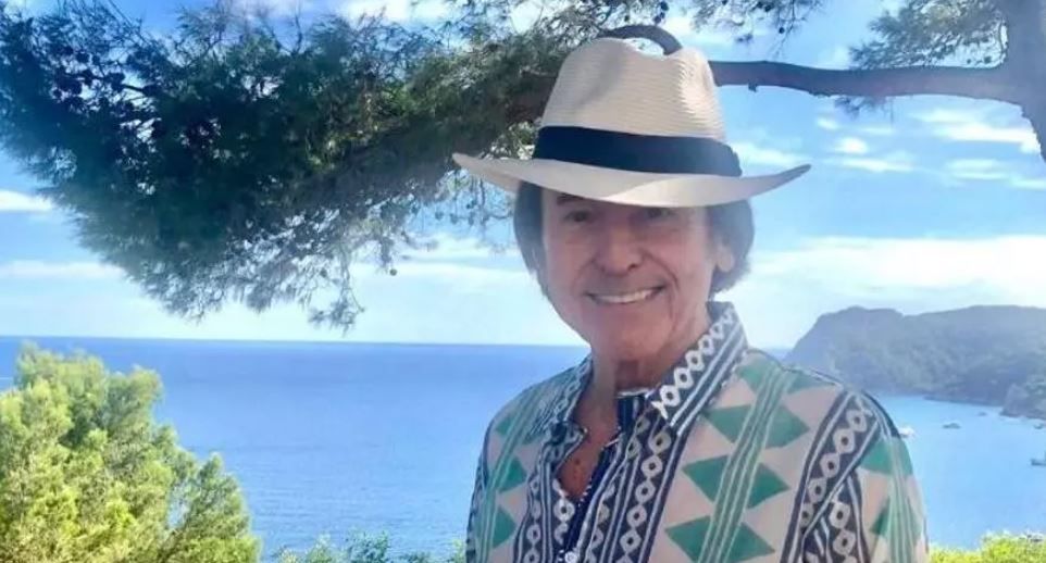 Raphael en la isla. / @RAPHAELARTISTA