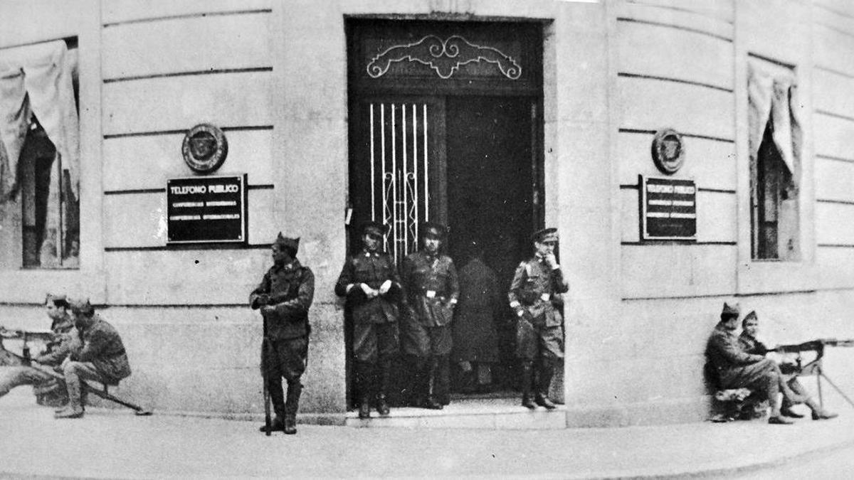Soldaten des Cuartel del Carmen – die Kaserne befand sich direkt an den Ramblas – besetzten das strategisch wichtige Telefónica-Gebäude am Born-Boulevard, heute Sitz von Luxusläden.