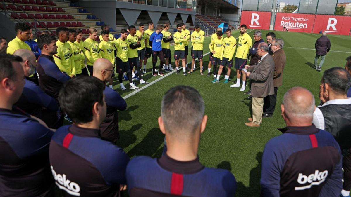 El doctor Jaume Padrós, responsable de salud laboral del Barça, dio una charla a la plantilla junto al presidente Josep Maria Bartomeu antes de que el club suspendiera indefinidamente los entrenamientos.