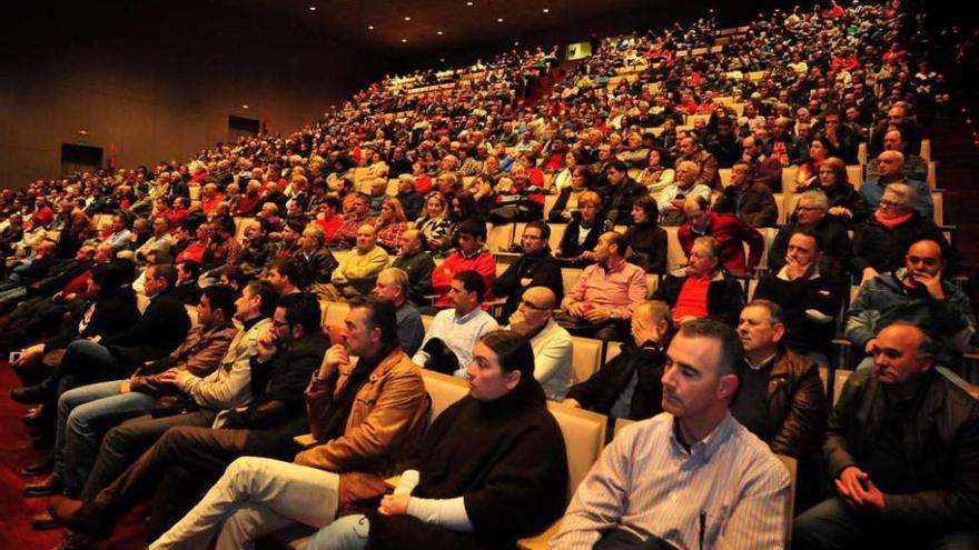 Unos 700 bateeiros participaron en la asamblea que se celebró ayer en el auditorio de Vilagarcía. // Iñaki Abella