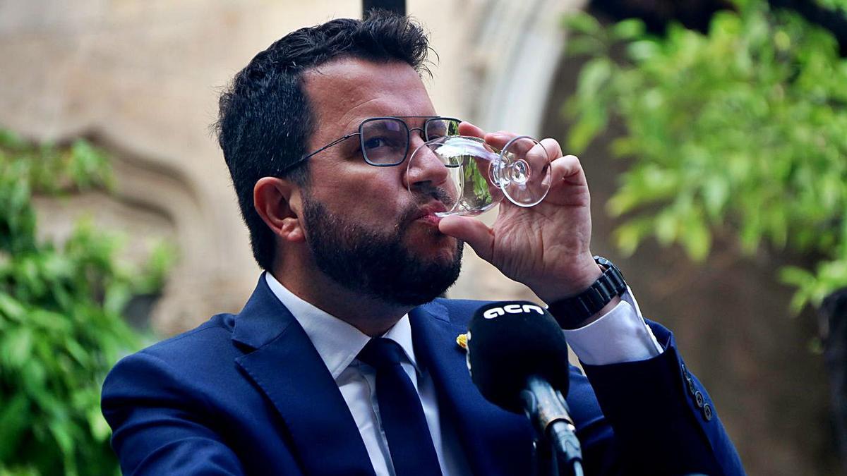 Pere Aragonès beu aigua al palau de la Generalitat.  | ELISENDA ROSANAS (ACN)
