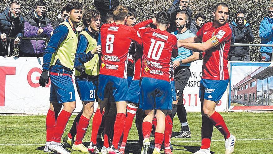 Los jugadores del Teruel celebran un gol esta temporada.